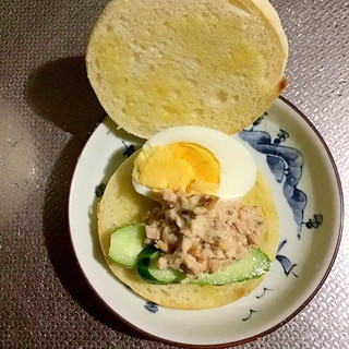ツナマヨとゆで卵とキュウリのイングリッシュマフィン